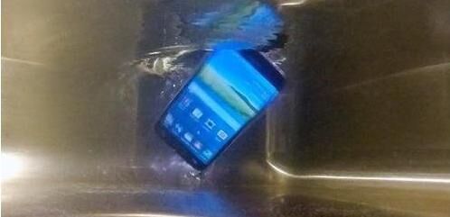 手机进水了怎么办教你3步急救法,手机进水了该如何抢救