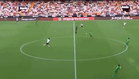 梅西武磊回归训练场,梅西沉肩过人武磊