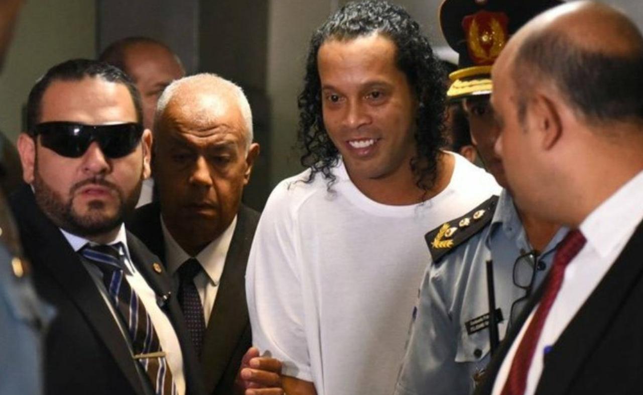 小罗进监狱是谁把他弄出来的,小罗被关进监狱的电影