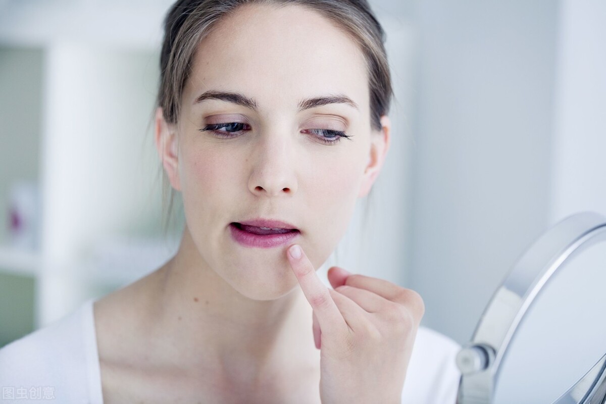 下巴最近总是反复长痘是什么原因,额头下巴长痘怎么回事及调理方法