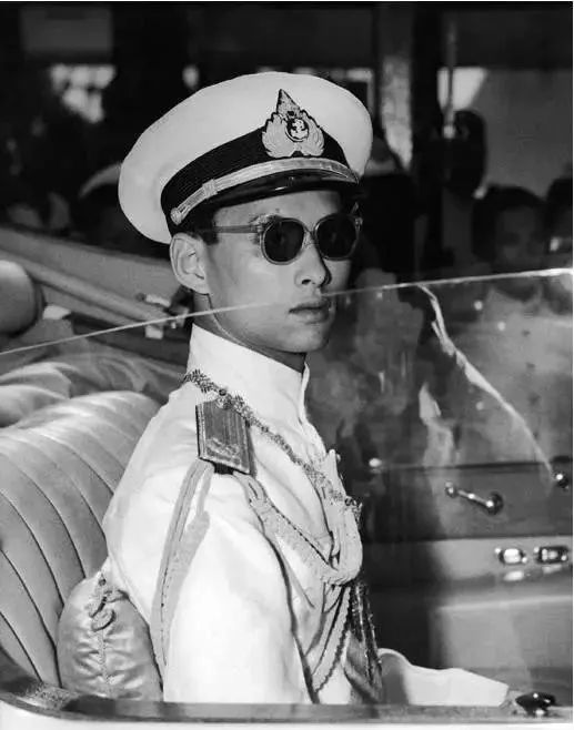 泰国王后诗丽吉年轻时候纪录片,泰国诗丽吉王后的珠宝