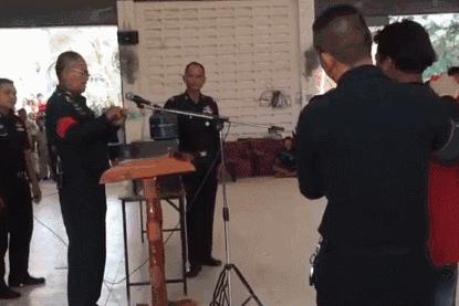 泰国抽签征兵现场美女,泰国征兵现场女生