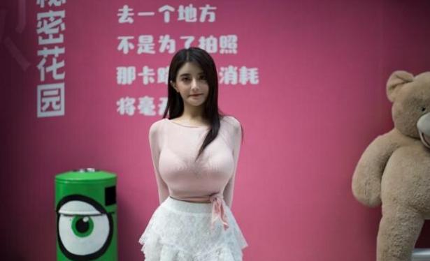 球王古阿扎舞蹈,古阿扎泳池再秀球王绝活