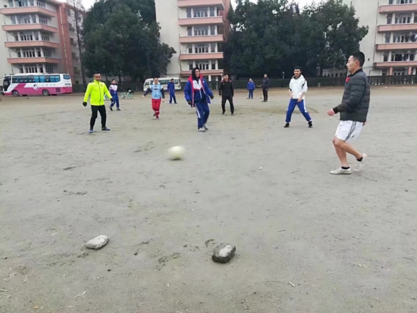 如何踢球可以不交钱,如何不花钱买到一个足球