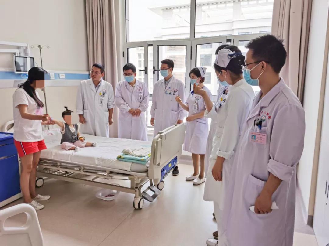 小孩闹肚子呕吐怎么回事,小孩一哭闹就呕吐是怎么回事