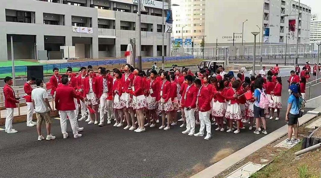 朱婷参加的红毯,朱婷穿红装视频