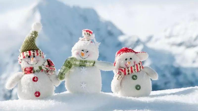 小白兔亲雪人,小白兔拥抱亲吻