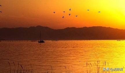 上联夕阳无限好下联青山绿水,上联日落西山红霞飞求下联