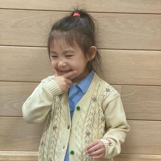 陈冠希罕见晒一家三口全家福,陈冠希颜值回春与粉丝亲密合照