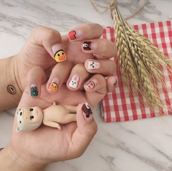 美甲什么颜色显白更气质,渐变色显手白的美甲款式图片