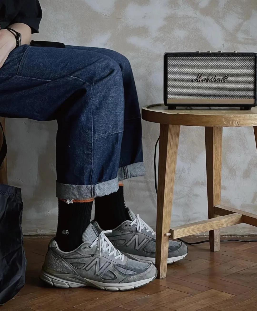 灰色运动鞋是什么梗,灰色运动鞋新百伦搭配