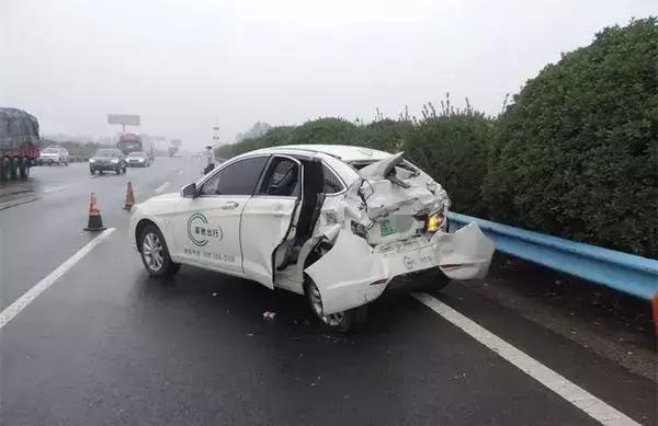 车内超级脏,车内容易脏