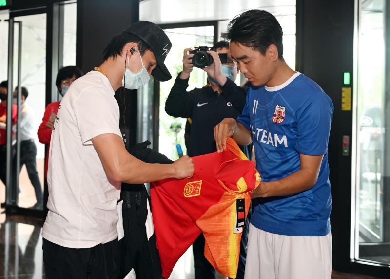 国足上海吹响40强赛集结号，国脚遇“囧途”无碍准点开练