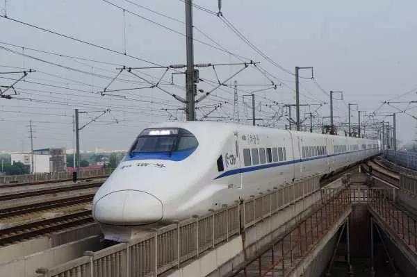 高铁列车视频和谐号vs复兴号,高铁和谐号和复兴号交会的视频