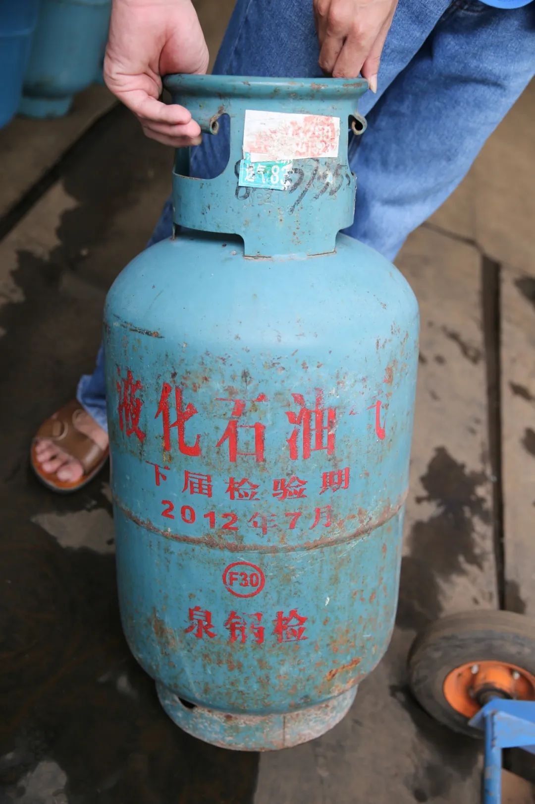 安全常识你用的液化气瓶正规吗,怎么样判断液化气瓶有多少气