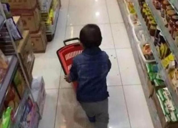 小孩超市偷东西被骂,小孩超市偷窃被发现妈妈包庇后续
