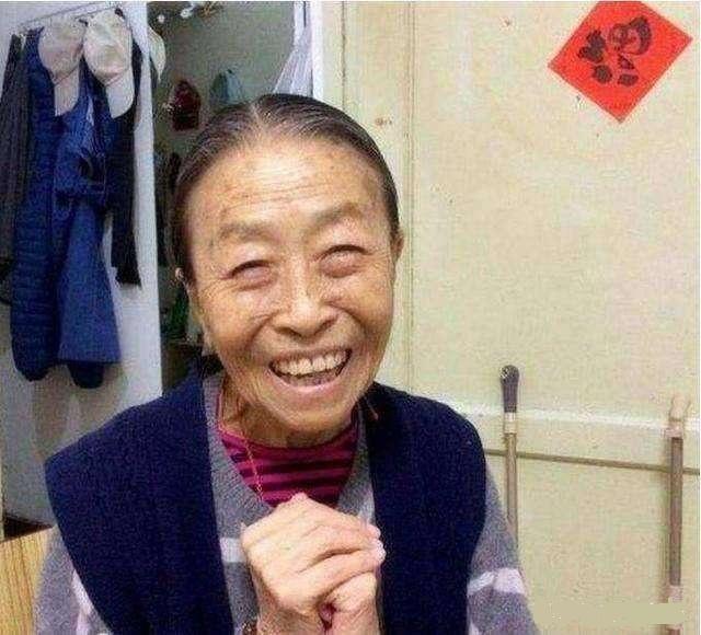 3岁丧父46岁开始演戏，缝完12针，绑腹带坚持拍戏，住40平米蜗居