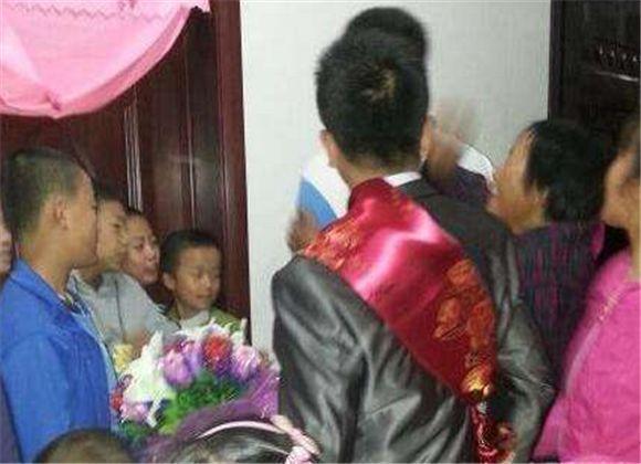 男子接亲堵门抢到新郎塞的红包,新郎接亲给了5次红包