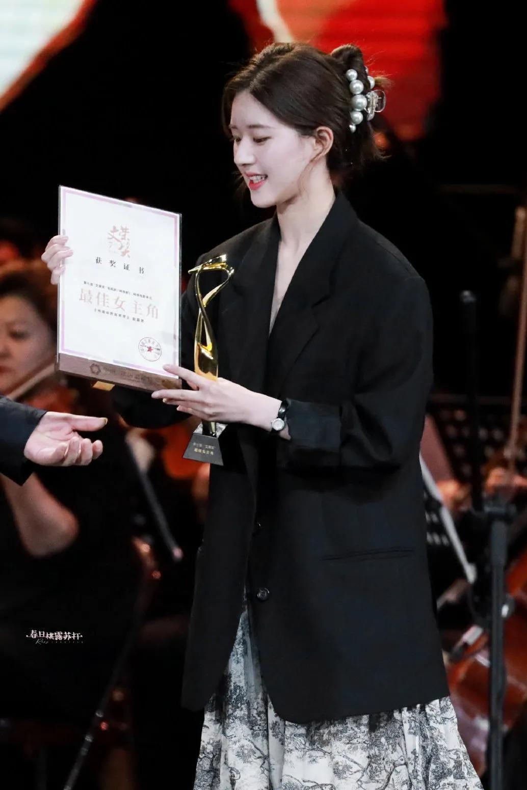 除了优雅贵气,珍珠还能休闲、叛逆、又嘻哈?