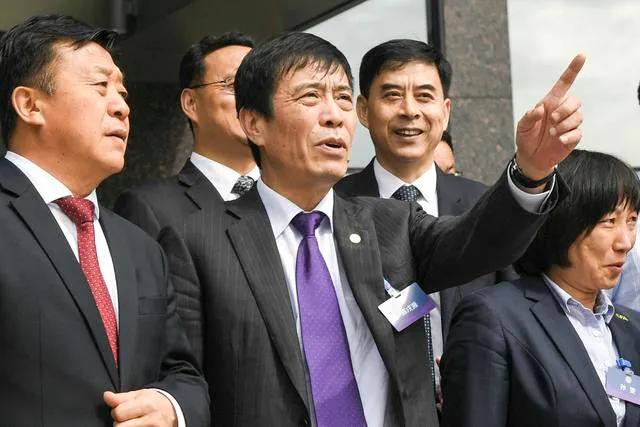 球员降薪小心翼翼空降球队踢中乙则雷厉风行足协是否存在双标？