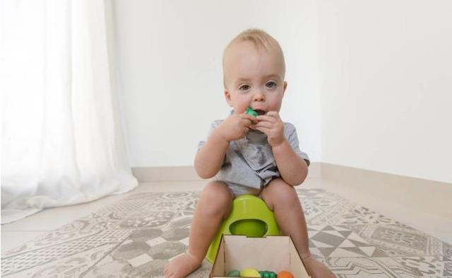 小婴儿一天需要吃多少,各阶段纸尿裤需求量