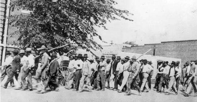 黑人天生自甘堕落？看看被美国白人摧毁的“黑人华尔街”吧