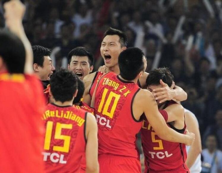 易建联和荆灵婚礼,易建联娶老婆了吗