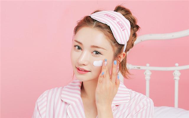 脸上有痘坑的地方总是起皮,脸上有坑坑洼洼的痘印痘疤