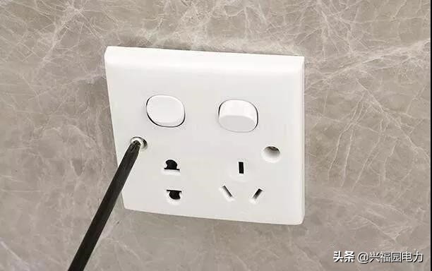 电器插座松动接触不良怎么处理,插座面板插头松动了不拆怎么解决