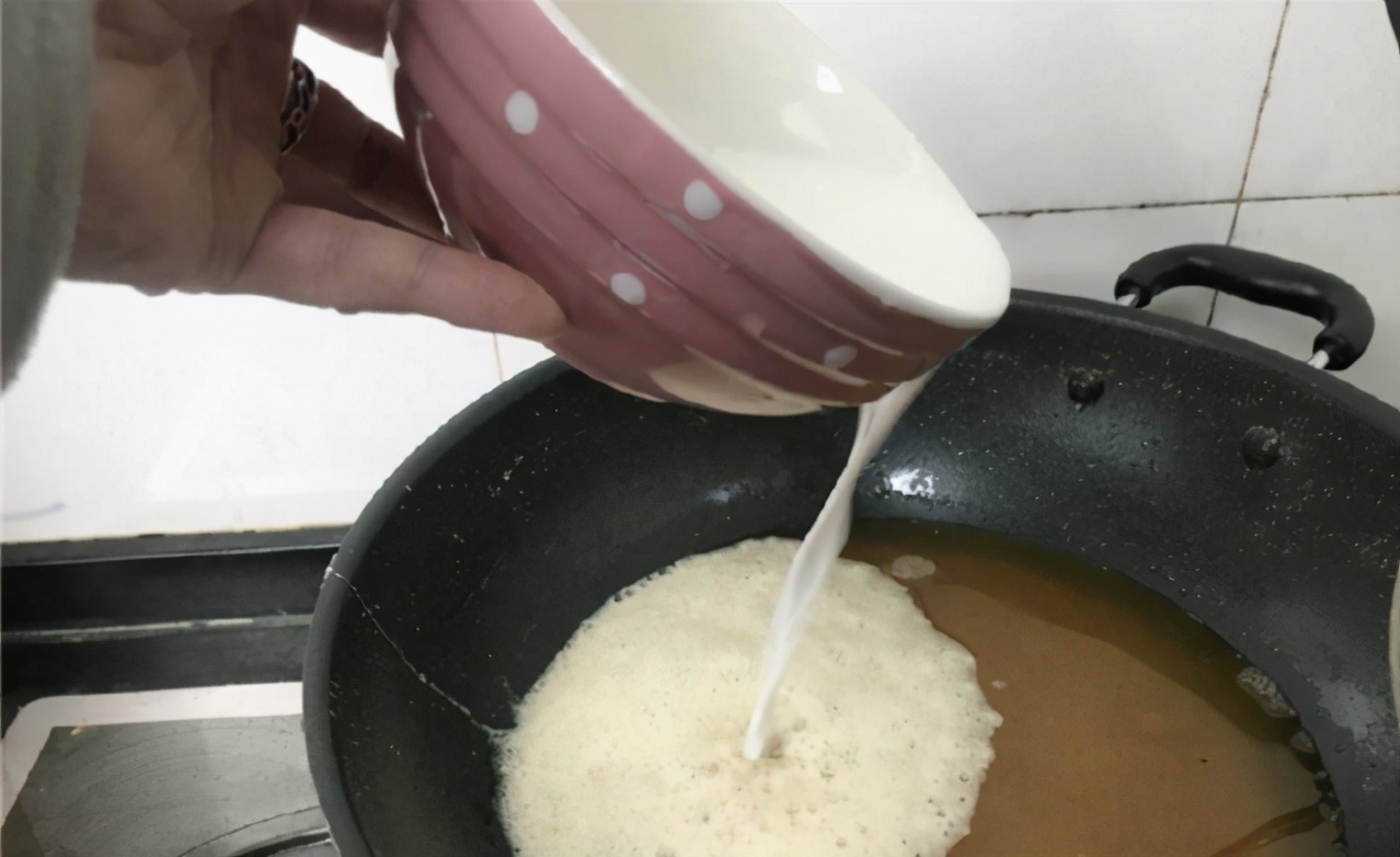 油炸后的油怎么处理可以变清澈,油炸剩下的油怎么使用