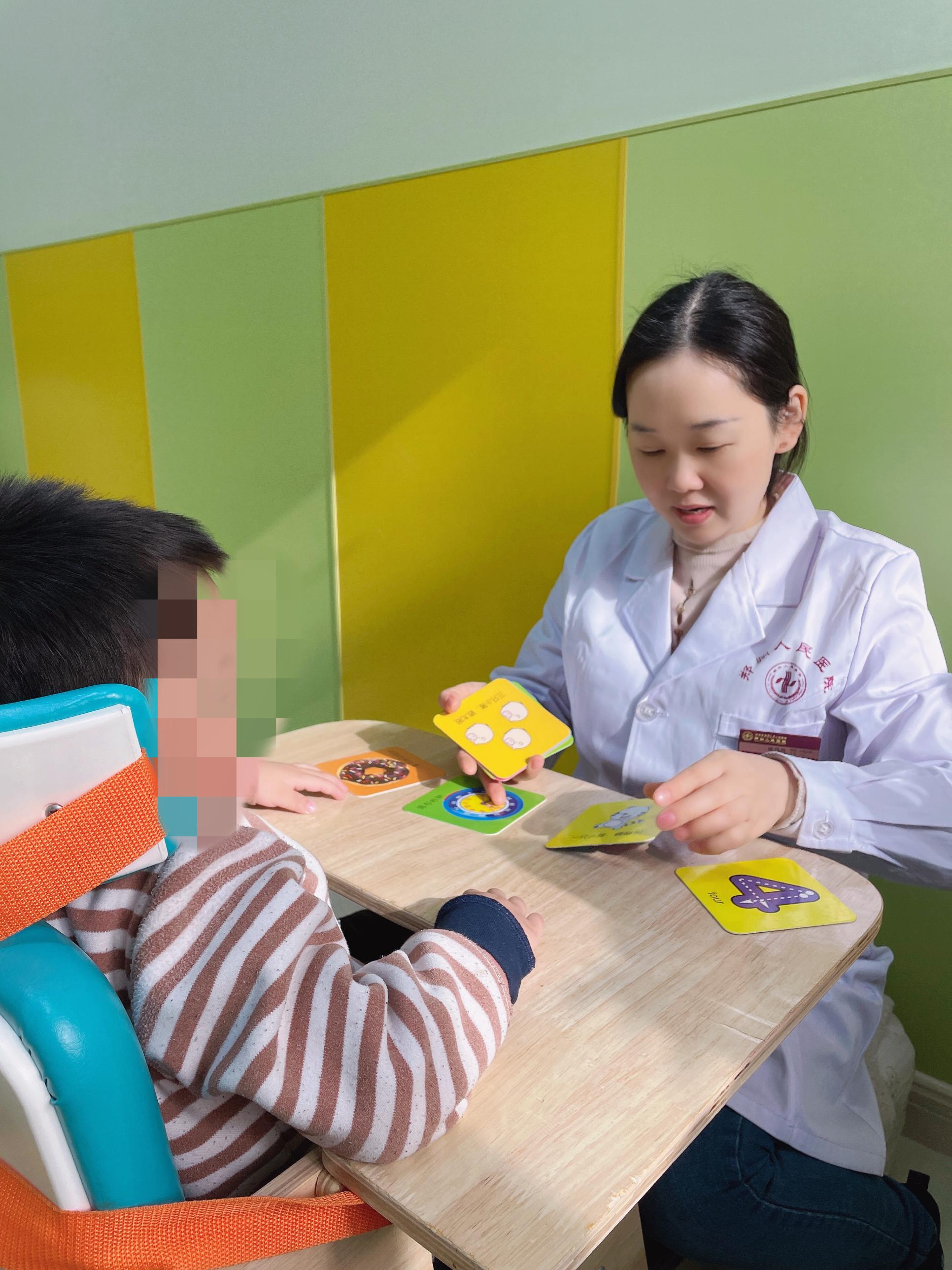 我院儿童生长发育义诊活动来啦,医生治疗孩子说话迟