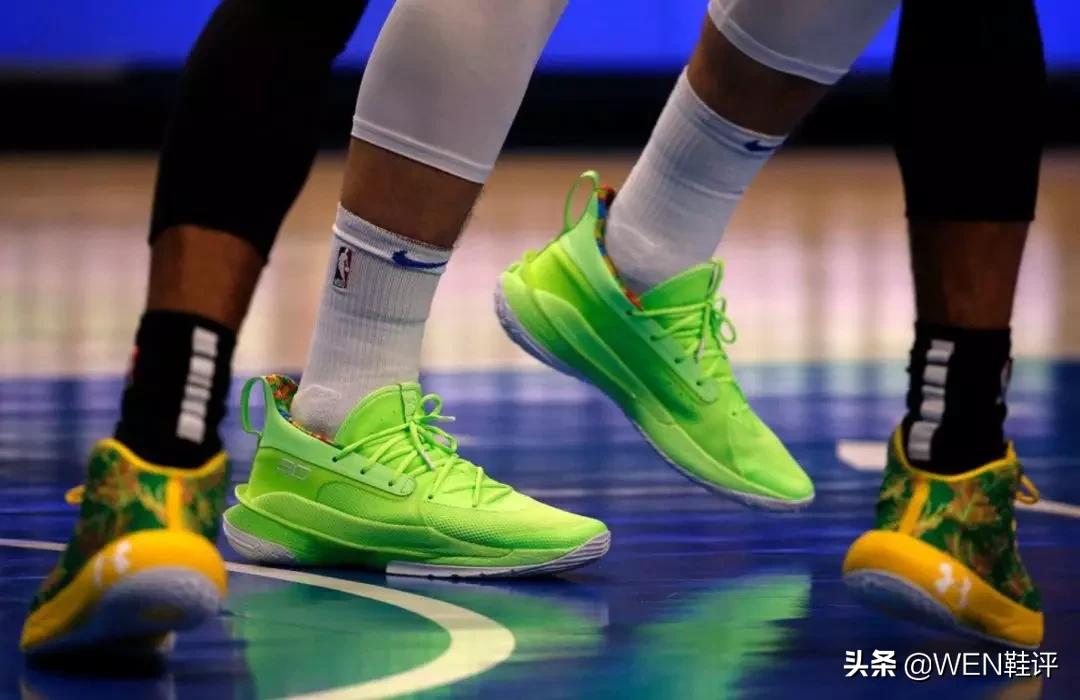 库里7库里上脚配色,库里7黑红上脚