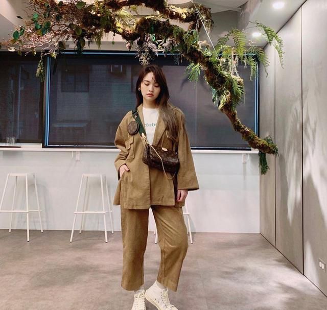 杨丞琳IG平台上晒奢侈品家底，3枚lv包加2枚celine，粗算超10万