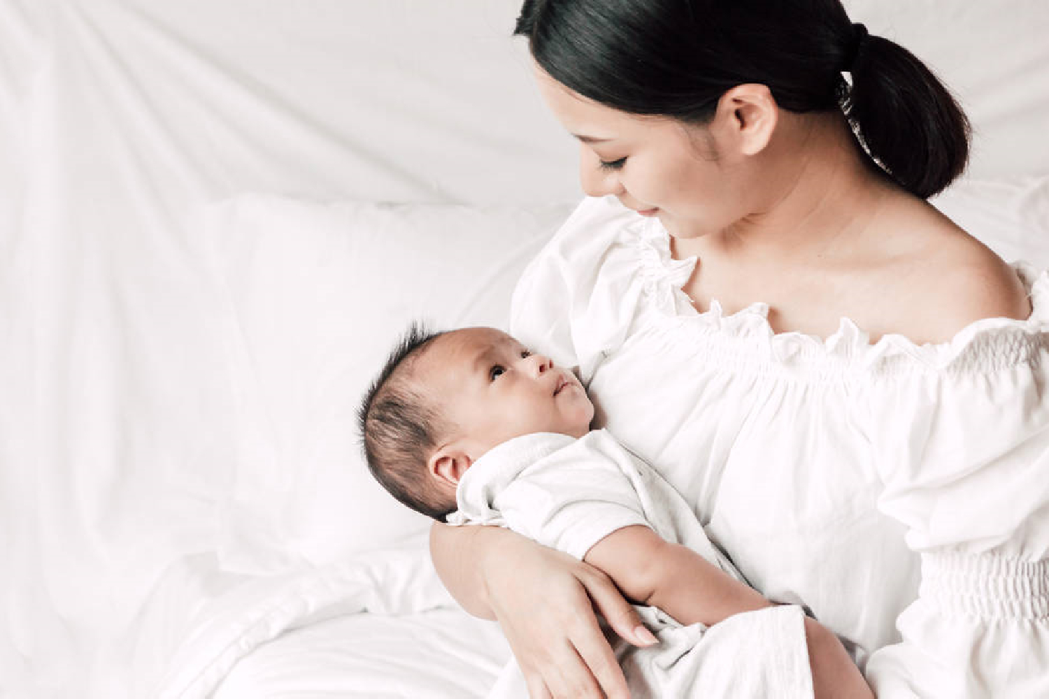 乳房两侧奶量不一样如何调整,为什么两侧乳房产奶不一样