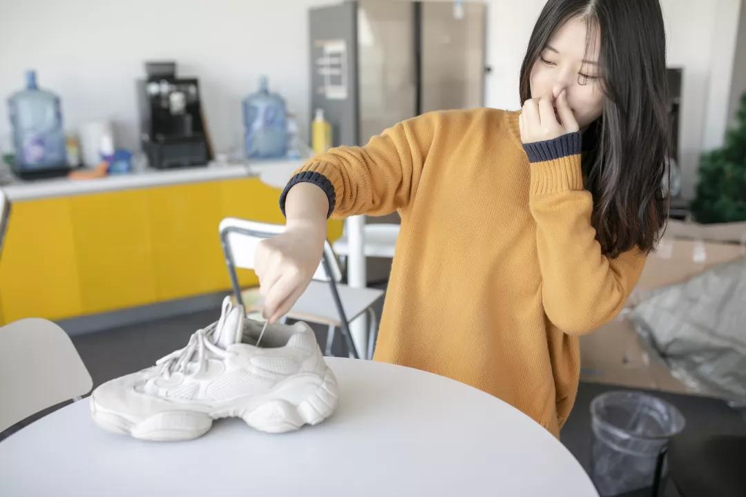 还在担心“脚臭”影响个人形象?黑科技喷雾一喷,24小时无味干爽