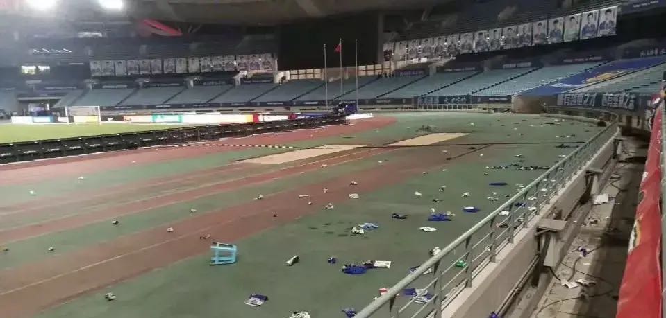 江苏苏宁主场0:3不敌上海上港,江苏苏宁足球全部比赛