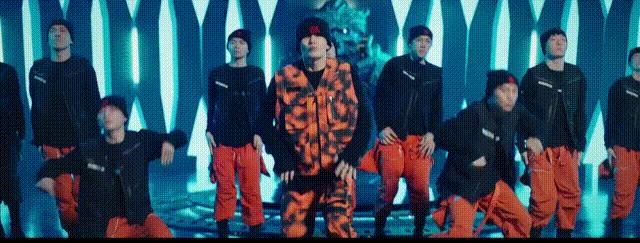 泫雅大秀身材,泫雅甜酷情侣写真