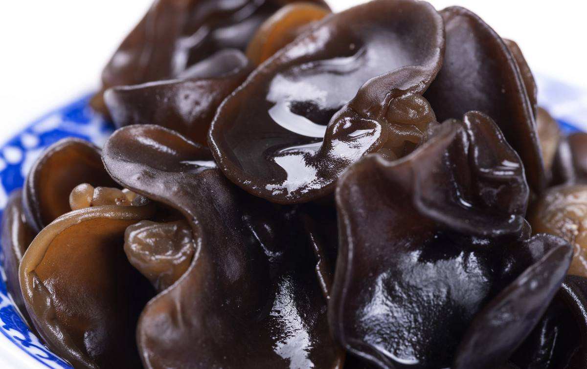 香菇木耳用热水泡还是冷水泡好,木耳焯水是开水下锅还是冷水下锅