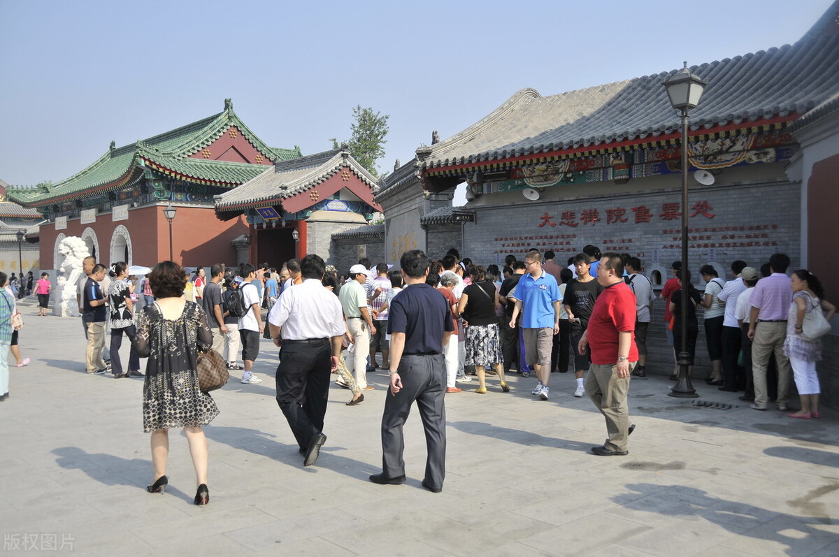 开奶茶店，营销的目的：不降价促销的情况下让顾客排队购买