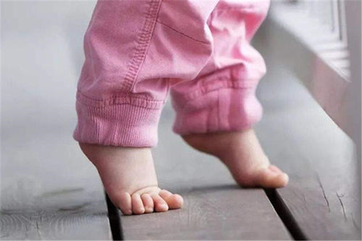 孩子老不爱穿袜子怎么回事,小孩不爱穿袜子爱光脚