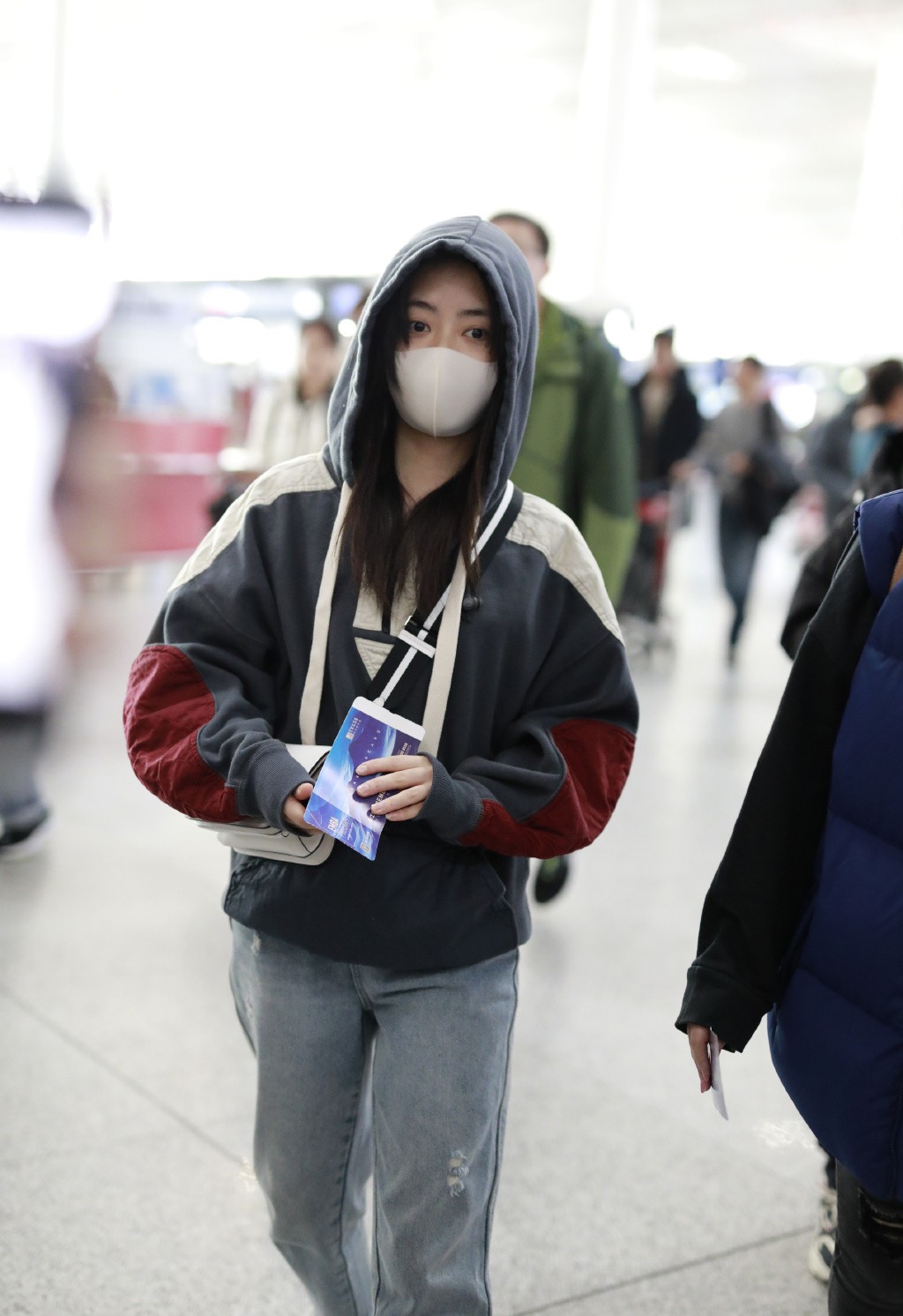 谭松韵黑白色卫衣,谭松韵橘色卫衣