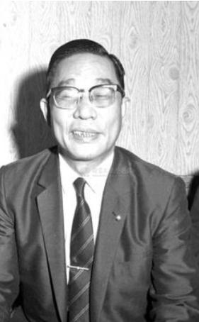 侯佩岑的所有恋情,侯佩岑的妈妈和她老公十指紧扣