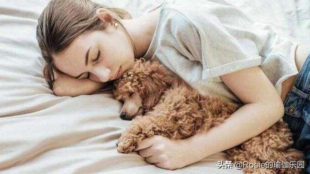 方领衣服肩带老是往下掉怎么办,穿衣服领口老是往下掉