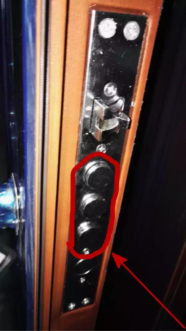 门扇掉角怎么处理,门扇松动了怎么处理