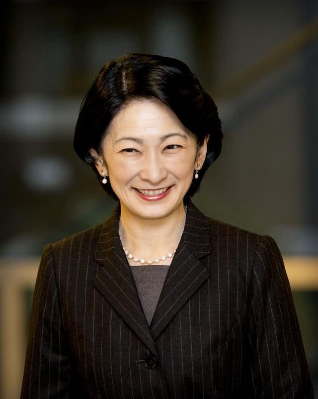 雅子皇后暗红色套装优雅亮相,宽檐礼帽贵气,与德仁情侣装有点甜