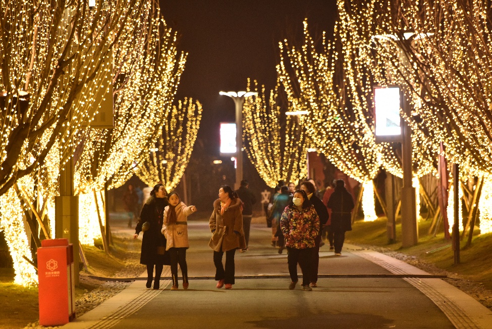巨型圣诞树亮相天府芙蓉园造圣诞幻梦啦！还有亲子免费乐玩！