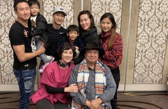 71岁洪金宝拄拐杖哽咽领奖,68岁洪金宝身体瘦成皮包骨头