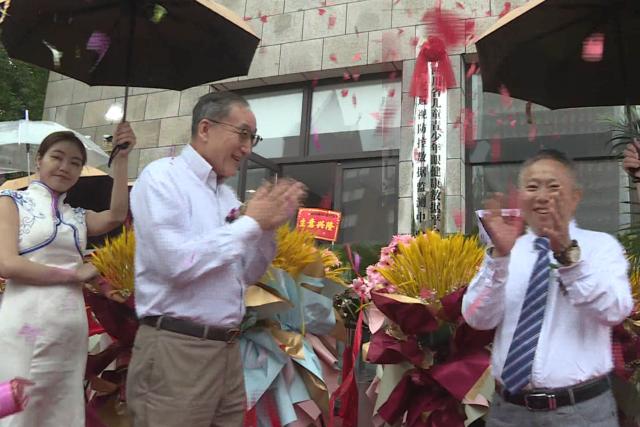 打着雨伞排着队!南充嘉陵昨天开业的这家医院竟然这样受欢迎……