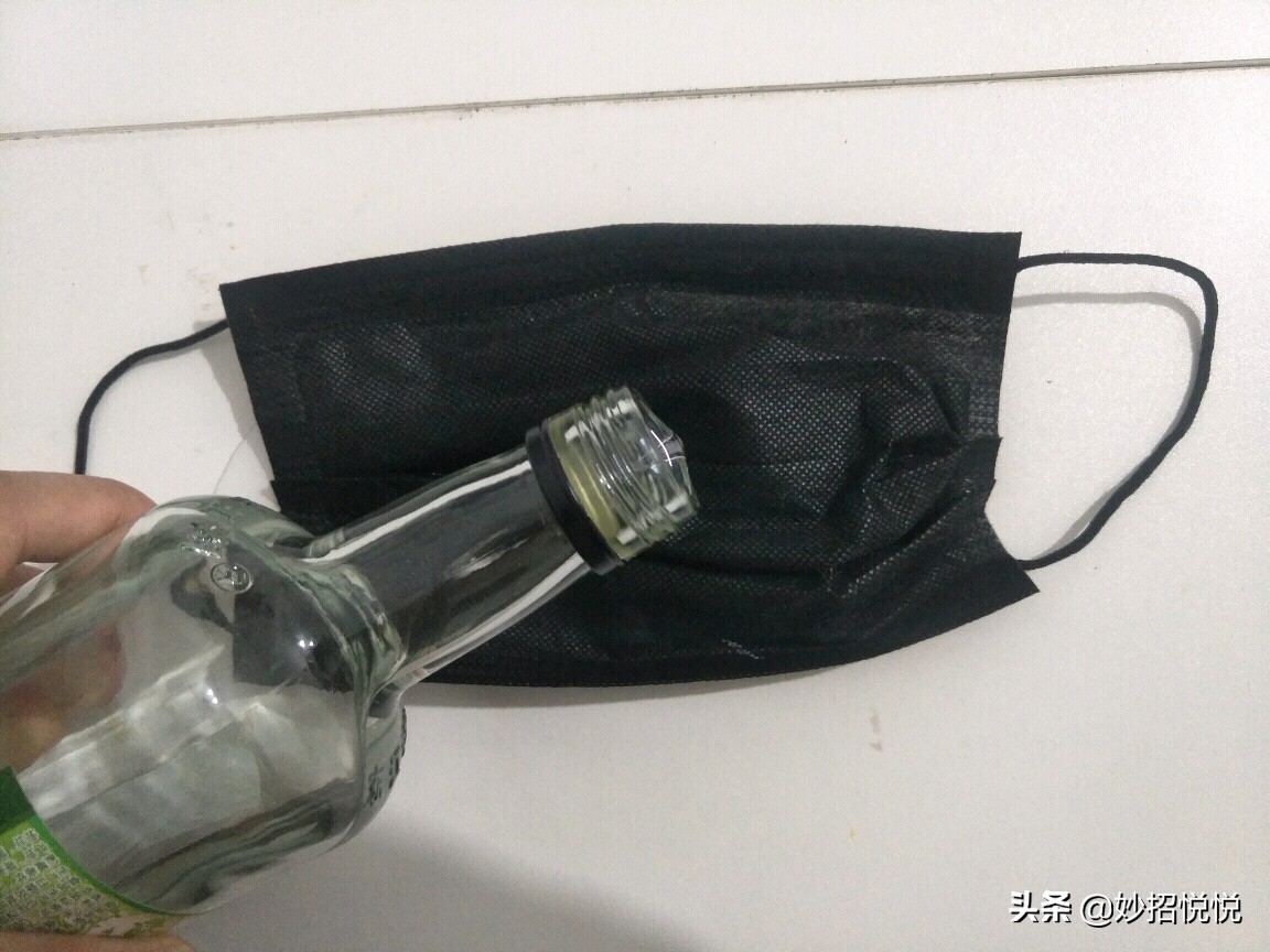 凉鞋边缘磨脚的小妙招视频,凉鞋前窄磨脚怎么办小妙招