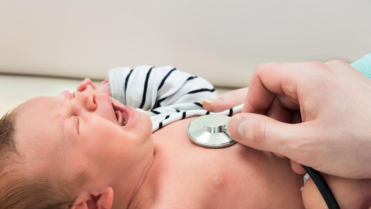 婴儿脱水热的症状及护理,新生儿脱水热是怎么回事